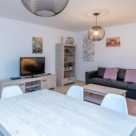 Apartment 2br Urban Getaway - Good Wifi, Swimming Pool *