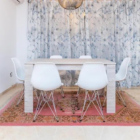 2br Urban Getaway - Good Wifi, Swimming Pool Apartment