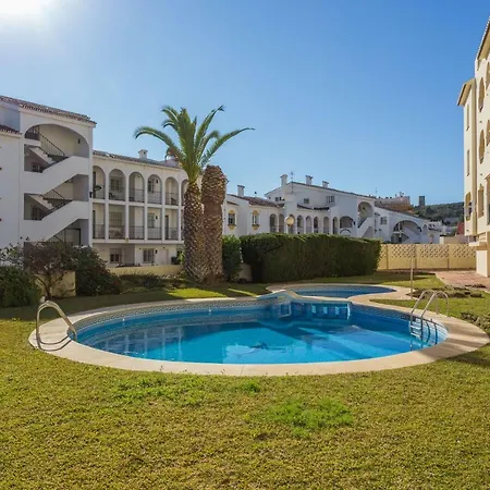 2br Urban Getaway - Good Wifi, Swimming Pool Apartment